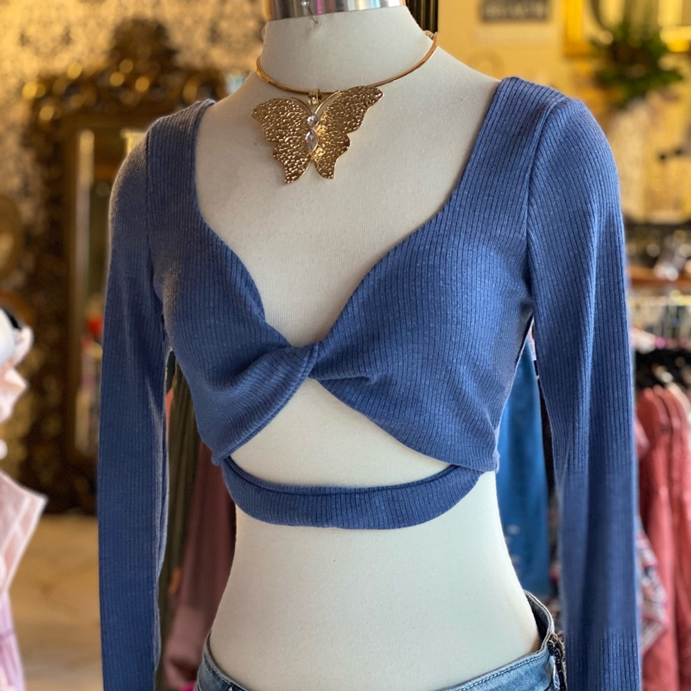 🌺 Lelis in Blue
Long Sleeve Knit Crop Top